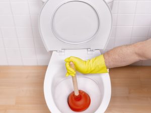 Cara memperbaiki toilet yang tersumbat atau mampet