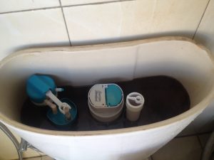 Membersihkan tangki kloset duduk