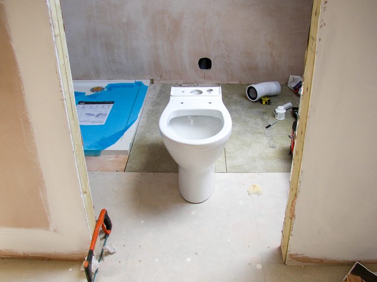 Renovasi Kamar Mandi Ukuran Kecil Dengan Bujet Terbatas Sedot WC 