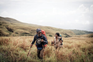 Tips berpakaian saat mendaki gunung panduan lengkap