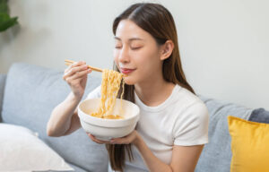 Bahaya terlalu sering makan mie instan bagi kesehatan
