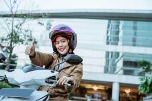 Tips mencuci helm agar bersih dan terawat